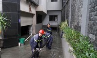 Cảnh sát PCCC triển khai hút nước từ các hầm để xe chung cư Ảnh: Đình Du