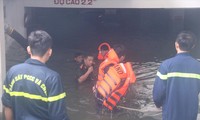  “Giải cứu” phương tiện ngập nước tại chung cư cao cấp tại Đà Nẵng bất thành. Ảnh: Nguyễn Thành 