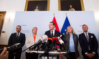 Phó Thủ tướng Áo Heinz-Christian Strache (đứng giữa) trong cuộc gặp báo chí tại Vienna hôm 18/5 Ảnh: AP