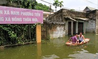 Nếu có nước sạch, người dân vùng hay bị ngập lụt ở huyện Chương Mỹ (Hà Nội) đỡ vất vả hơn Ảnh: Trường Phong