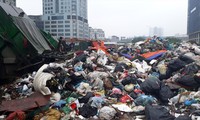 Hà Nội nhiều lần “khủng hoảng” rác thải bởi người dân chặn xe vào khu xử lý rác thải Nam Sơn Ảnh: PV