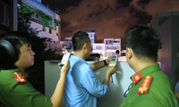 Các chiến sĩ làm nhiệm vụ thu thập chứng cứ vi phạm của một quán mở công suất lớn tại quận Hải Châu, TP Đà Nẵng làm ảnh hưởng đến người dân xung quanh