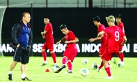 Các cầu thủ Việt Nam làm quen với mặt sân thi đấu Ảnh: Hữu Phạm