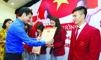 Anh Bùi Quang Huy, Bí thư T.Ư Đoàn TNCS Hồ Chí Minh trao bằng khen cho các VĐV điền kinh giành HCV tại SEA Games 30. Ảnh: MẠNH THẮNG