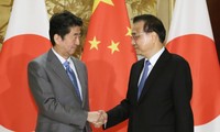  Thủ tướng Nhật Bản Shinzo Abe (trái) và Thủ tướng Trung Quốc Lý Khắc Cường trong cuộc gặp tại Thành Đô Ảnh: Kyodo