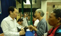 Người dân ở Thủ Thiêm trình bày bức xúc với đại biểu Nguyễn Văn Hiếu, Chủ nhiệm Ủy ban Kiểm tra Thành ủy sau buổi tiếp xúc cử tri