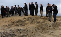 Người dân ở Duhok, Iraq quan sát vết tích của một tên lửa Iran tạo ra tại khu vực có lực lượng Mỹ đóng quân Ảnh: Getty