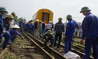 Công nhân đường sắt khắc phục sự cố tại ga Yên Viên, Hà Nội Ảnh: Bảo An