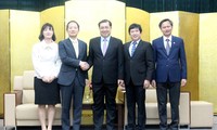 Chủ tịch UBND TP Đà Nẵng Huỳnh Đức Thơ (giữa) tiếp ông Ahn Min Sik - Tổng lãnh sự Hàn Quốc tại Đà Nẵng