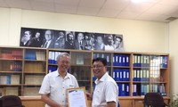 GS. TS Lương Văn Hy (trái) trong buổi làm việc tại Trường ĐH Khoa học Xã hội và Nhân văn TPHCM