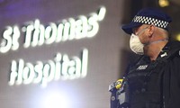 Một cảnh sát đứng gác bên ngoài bệnh viện ở London, nơi Thủ tướng Boris Johnson đang được điều trị Ảnh: AP