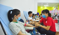 Các bạn trẻ tham gia hiến máu ẢNH: HÒA HỘI 