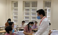 Thứ trưởng GD&ÐT Nguyễn Hữu Ðộ kiểm tra công tác chấm thi tại Quảng Ninh Ảnh: Nghiêm Huê 