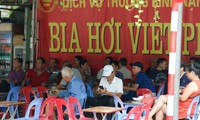 Nhiều quán bia trên phố Hà Nội rất đông người ngồi uống nói chuyện vô tư trong trưa ngày 18/8 Ảnh: Như Ý