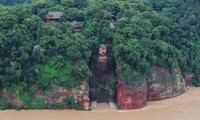 Nước lũ ngập tới chân tượng Lạc Sơn Ðại Phật sau những trận mưa lớn. Ảnh: China Daily/Reuters