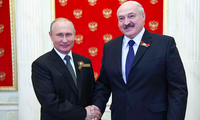Tổng thống Nga Vladimir Putin đón Tổng thống Belarus Alexander Lukashenko đến Mátxcơva hồi tháng 6. Ảnh: Reuters