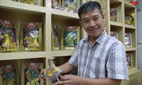 Nghệ sĩ Yến Năng và sản phẩm vàng mã do anh thiết kế Ảnh: N.M.Hà 