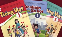 Nhiều người cho rằng, nội dung SGK Tiếng Việt 1 năm nay quá tải đối với học sinh 