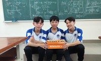 Nhóm 3 học sinh trường THPT Chuyên Nguyễn Thiện Thành bên chiếc đàn piano trái cây 148 nghìn đồng