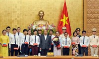 Thủ tướng Nguyễn Xuân Phúc gặp mặt và tặng quà cho các Gương mặt trẻ Việt Nam tiêu biểu và triển vọng năm 2019 Ảnh: Xuân Tùng