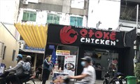 Otoke Chicken đưa kios ra trước cửa hàng bán cho khách mang đi 