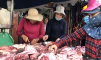 Nhiều người tranh thủ mua thịt heo tại một gian hàng bên hông chợ Bà Chiểu. Ảnh chụp ngày 27/12