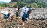 Người dân xã Phước Thành, Phước Lộc vượt rừng cõng hàng cứu trợ về làng 