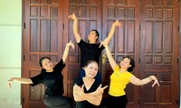 NSND Đinh Xuân La dạy lớp trẻ các điệu múa