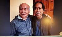 Nhà văn Trần Hiệp ( trái) và nhà thơ Nguyễn Quang Thiều 