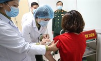 Tiêm thử nghiệm vắc-xin phòng COVID-19 do Việt Nam sản xuất. Ảnh: Như Ý 