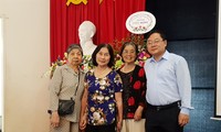 Chị Bích Hậu (thứ 2 từ phải sang) cùng Tổng Biên tập Lê Xuân Sơn 
