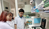 Nữ tiến sĩ Nguyễn Thị Trang (bên trái) hướng dẫn sinh viên nghiên cứu. Ảnh: NVCC
