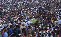 Hàng vạn người tham dự đám tang Nusrat 
