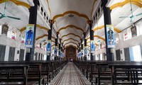 Mái vòm hình oval 3 lá độc đáo làm từ vôi rơm của nhà thờ Bùi Chu. Ảnh: Hoàng Mạnh Thắng