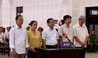Các bị cáo tại tòa sơ thẩm ngày 23/8/2018. Bị cáo Trần Thị Dung và Trương Huy Liệu (thứ 2 và thứ 3 từ trái sang) bị truy tố vì tội “Buôn lậu”, các bị cáo còn lại nguyên là cán bộ hải quan bị truy tố vì tội “Thiếu trách nhiệm gây hậu quả nghiêm trọng" 
