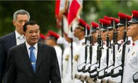 Thủ tướng Campuchia Hun Sen (trước) duyệt đội danh dự cùng Thủ tướng Singapore Lý Hiển Long tại Singapore ngày 26/7/2010. Ảnh: Reuters