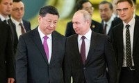 Tổng thống Nga Vladimir Putin và Chủ tịch Trung Quốc Tập Cận Bình sánh bước trong cuộc gặp tại Kremlin hôm 5/6. Ảnh: Reuters