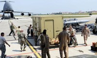Quân nhân Mỹ chuyển thiết bị quân sự và vũ khí đến căn cứ Aviano, Ý. Ảnh: Reuters
