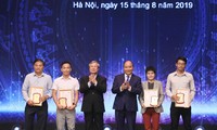 Thủ tướng Nguyễn Xuân Phúc và Ủy viên Bộ Chính trị, Thường trực Ban Bí thư Trần Quốc Vượng trao giải cho các tác giả đạt giải A. Ảnh: Như Ý ​
