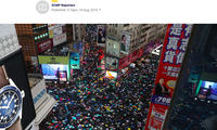 Người biểu tình vây kín khu vực mua sắm ở trung tâm Hong Kong. Ảnh: SCMP 