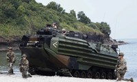 Lính thủy đánh bộ Mỹ đang di chuyển cùng một xe tấn công đổ bộ trong chương trình tập trận chung ở Philippines. Ảnh: EPA