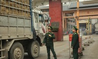 Nông sản Việt Nam xuất sang Trung Quốc bị tắc ở Lạng Sơn mấy ngày qua. Ảnh: Duy Chiến ​