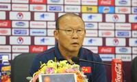 HLV Park Hang Seo khẳng định đội tuyển Việt Nam đã chuẩn bị nhiều phương án, đối sách để tiếp đón các cầu thủ UAE tối nay. Ảnh: VSI
