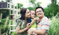 Gương mặt trẻ Việt Nam tiêu biểu 2019 Ðinh Ngọc Thạnh bên vợ và con trai. Ảnh: NVCC