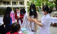 Học sinh Trường THPT Trần Phú được trang bị dung dịch rửa tay, gel sát khuẩn của sinh viên Ðại học Ðà Nẵng. Ảnh: Giang Thanh