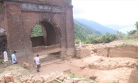 Nền móng công trình cổng Thiên hạ đệ nhất hùng quan và dấu vết con đường thiên lý được phát lộ sau khảo cổ. Ảnh: Nguyễn Thành