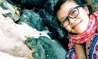 Khưu Thuỳ Dương bên một chú rùa ở Vườn Quốc gia Côn Đảo Ảnh: NVCC 