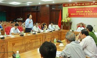 Ông Doãn Hữu Long giải trình về đấu thầu thuốc trong cuộc họp báo tại UBND tỉnh 