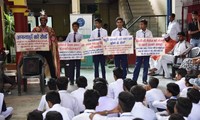 Facebook tổ chức sự kiện tại một trường học ở Ấn Độ năm 2018 để nâng cao nhận thức về tin giả Ảnh: GettyImages 