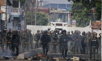 Lực lượng vũ trang Venezuela trong một lần đối đầu với người biểu tình ảnh: AP/TASS 